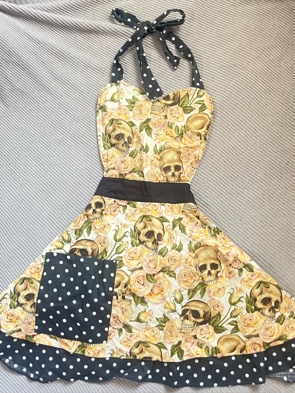 Vintage Hemet Skull & Rose 50s style Apron with Polka Dot Accents